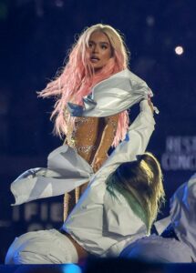 Karol G sufre incidente de vestuario en pleno concierto ¡no vas a creer lo que hizo!