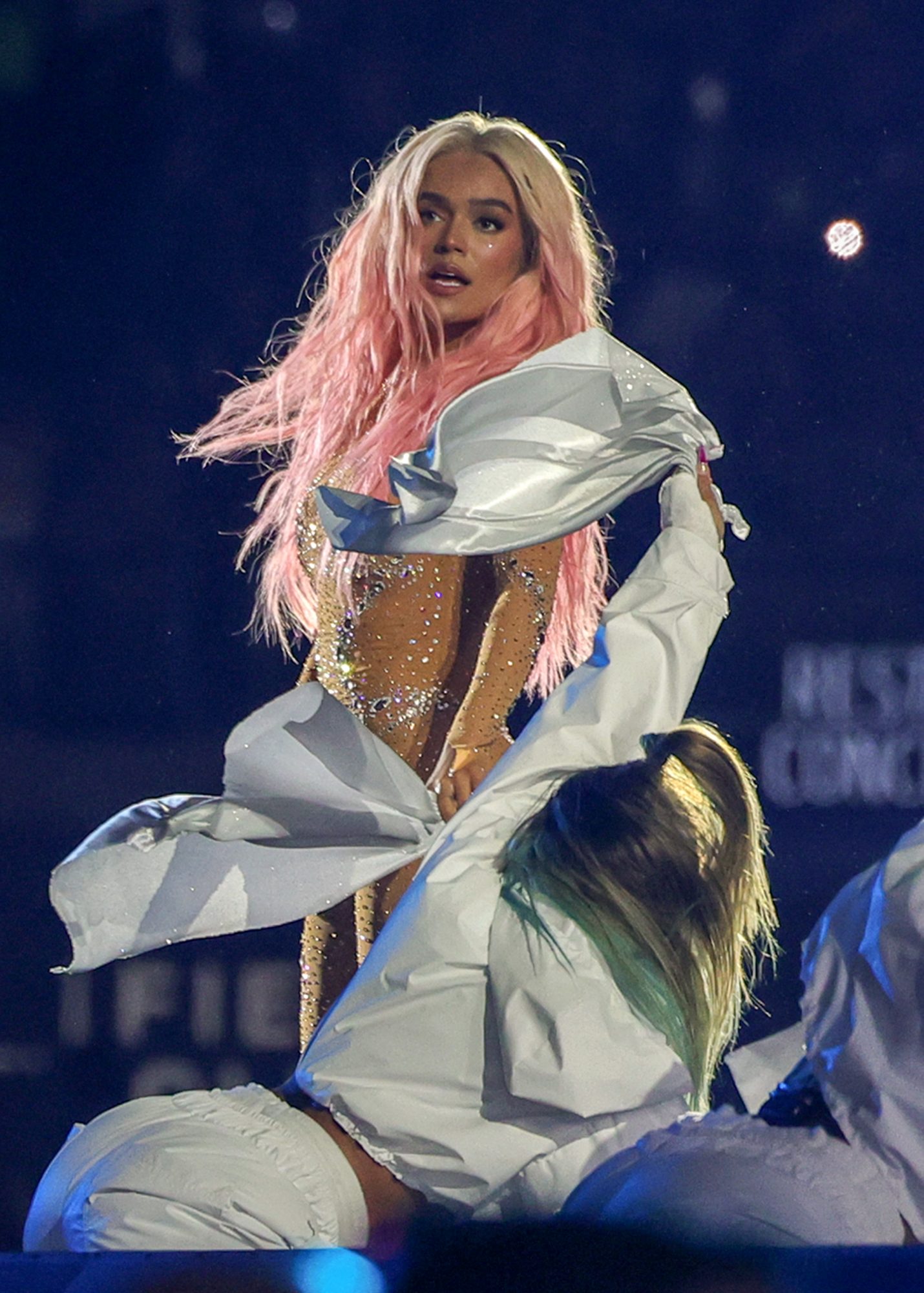 Karol G sufre incidente de vestuario en pleno concierto ¡no vas a creer lo que hizo!