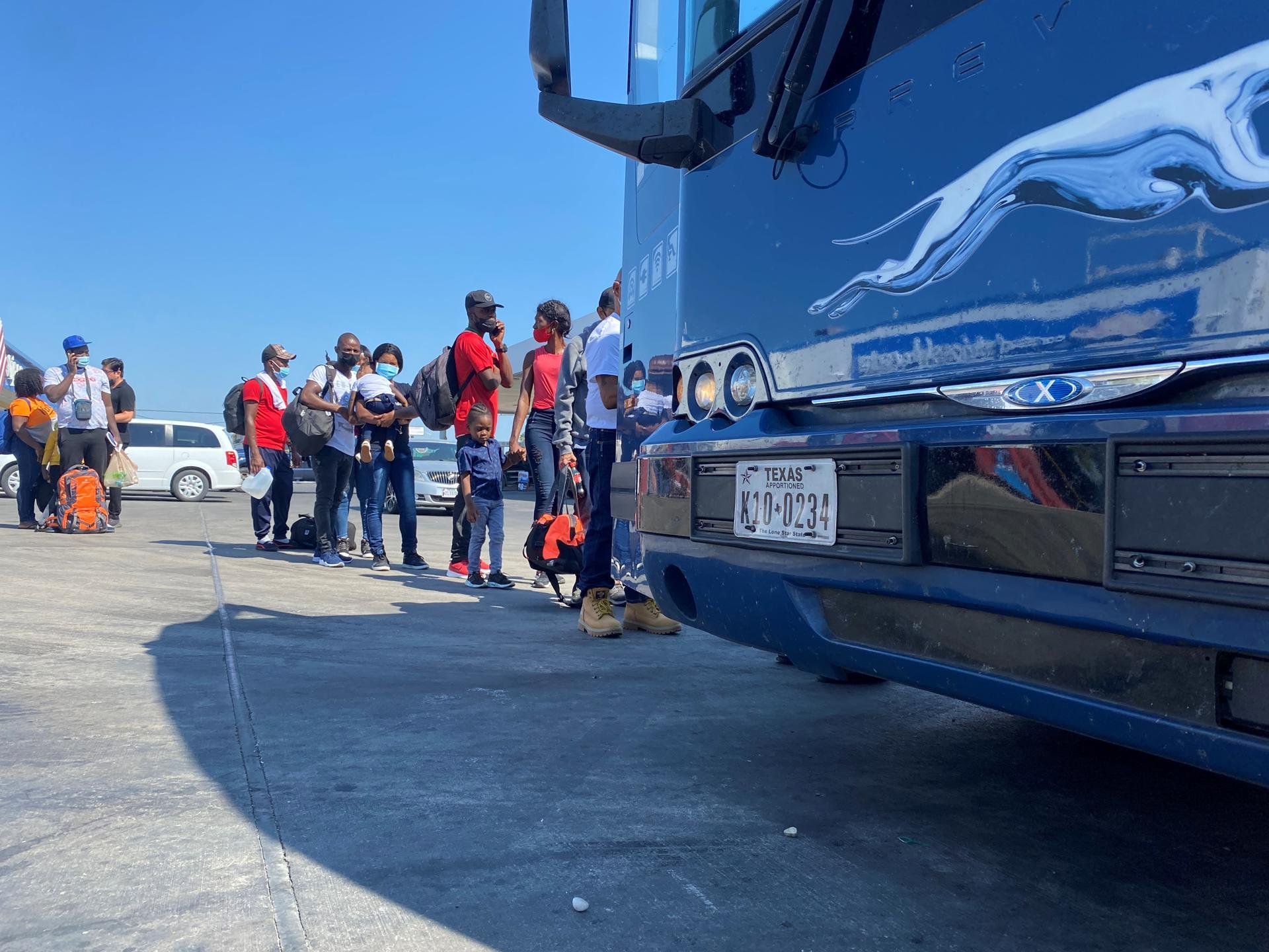 Niña de 3 años muere en EE.UU. mientras era trasladada en un bus de migrantes de Texas a Chicago