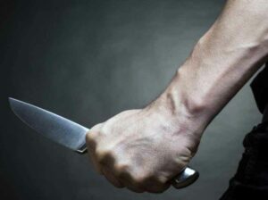 A puñaladas quiso matar a ex mujer y huye