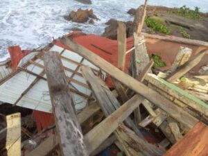 Vientos huracanados desprenden techos de casas y una iglesia en Las Peñitas