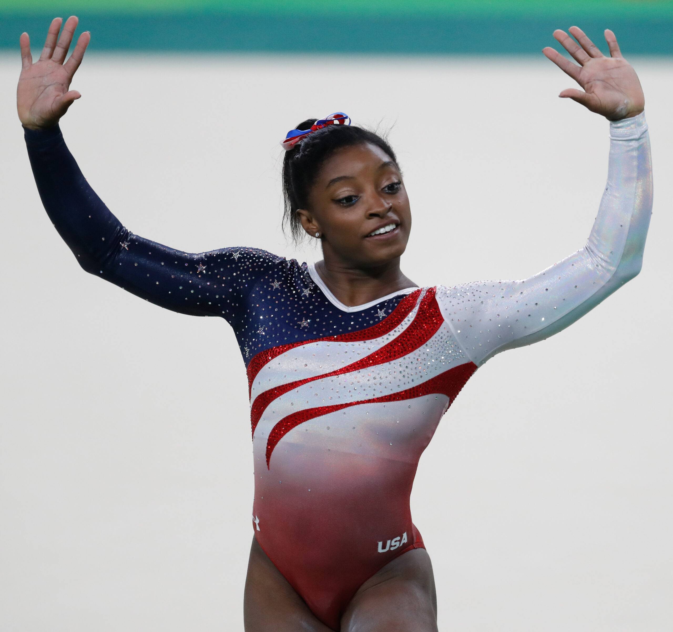 La gimnasta de EE.UU. Simone Biles gana tres medallas de oro en el primer torneo tras un retiro de dos años