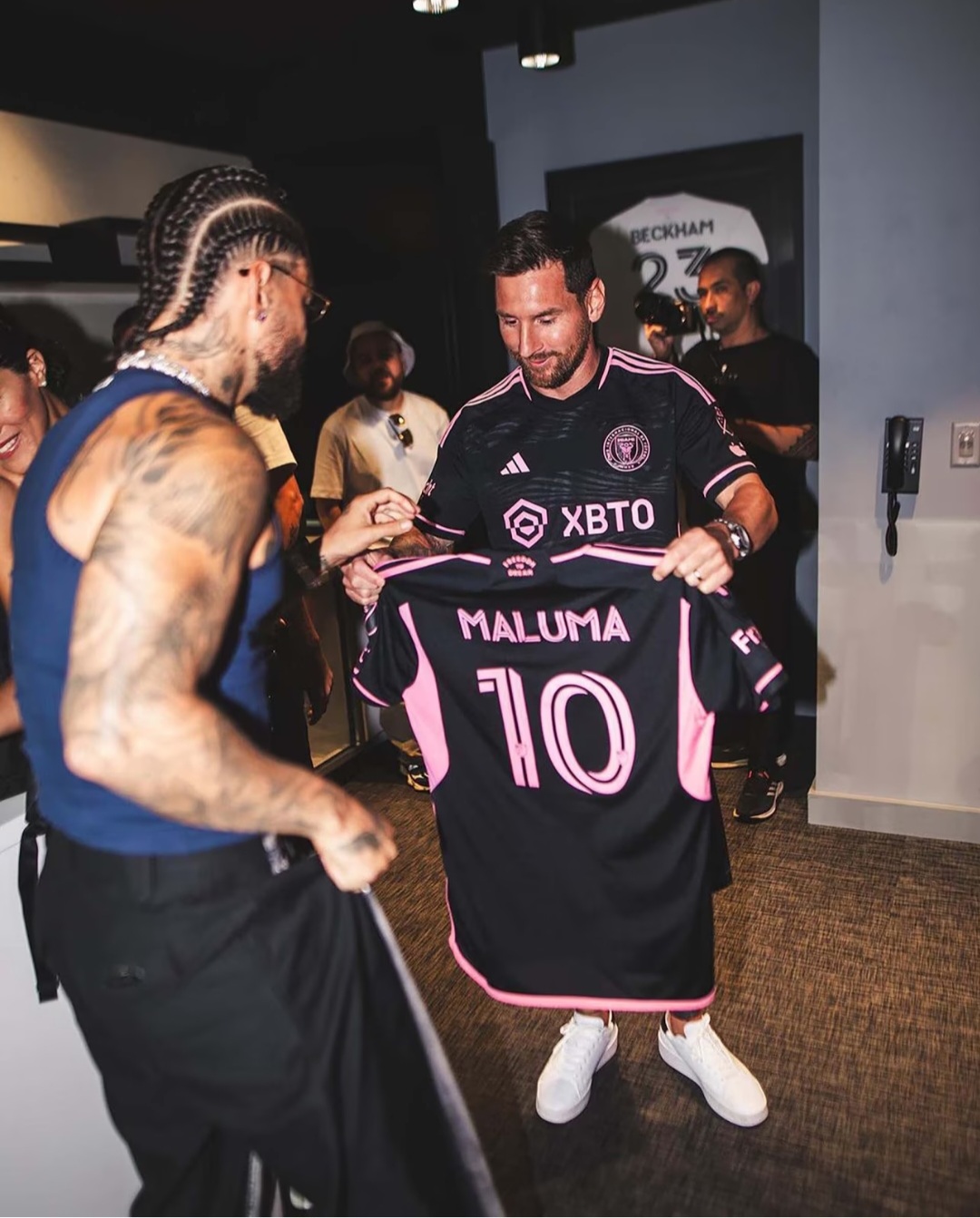 Del “dame un beso” de un fanático al pedido de Leo a Maluma