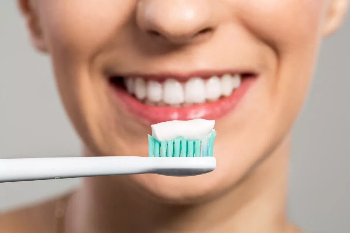 7 errores habituales al cepillarse los dientes que tú también haces