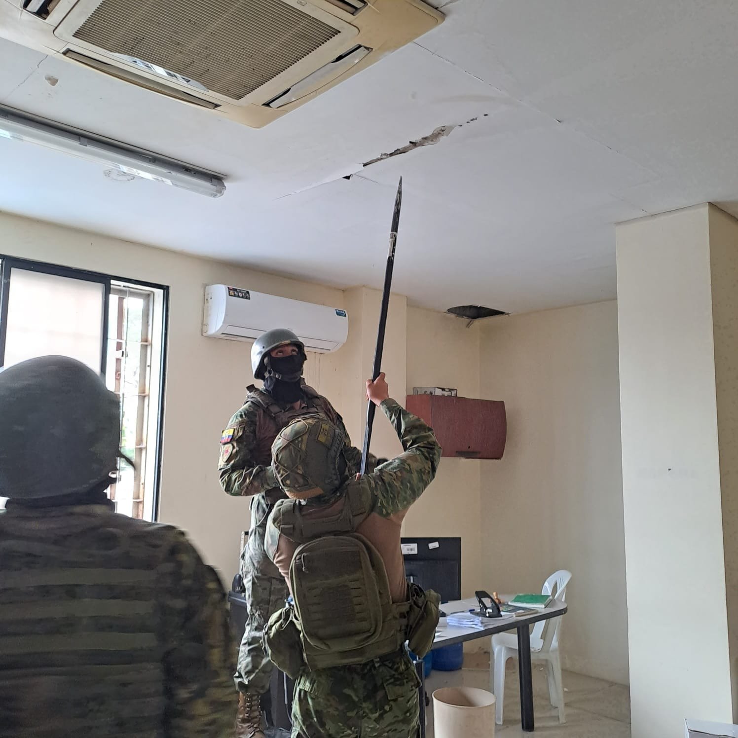 Detienen en Ecuador a 9 funcionarios tras hallar drogas y armas en un complejo carcelario