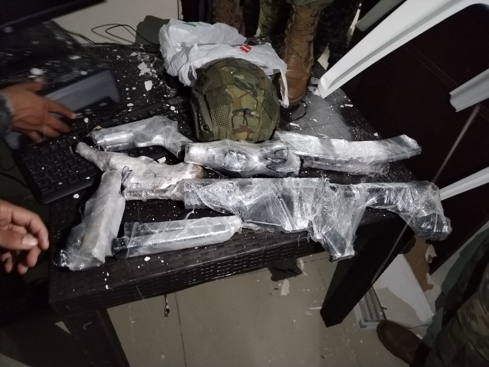 Encuentran armas y drogas en dos cárceles intervenidas por militares y policías en Ecuador