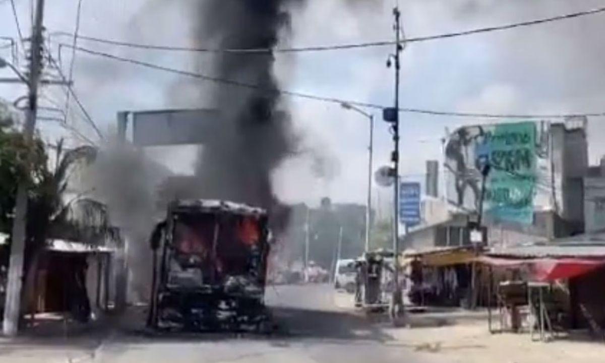 Hombres armados queman once vehículos en una carretera de México