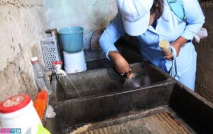 Brigadas del MINSA destruyen criaderos de zancudos en el barrio Grenada