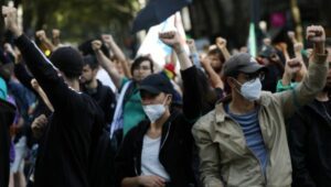 Miles de personas protestan contra la violencia policial en Francia