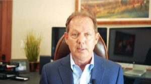 Agreden y escupen en público a un alcalde en EE.UU.