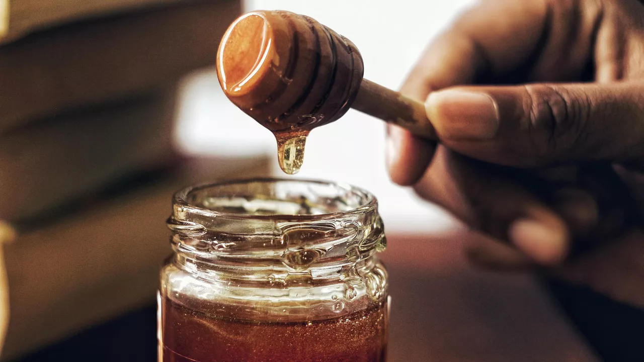 Beneficios de la miel: ¿cómo alivia este dulce remedio las dolencias más comunes?