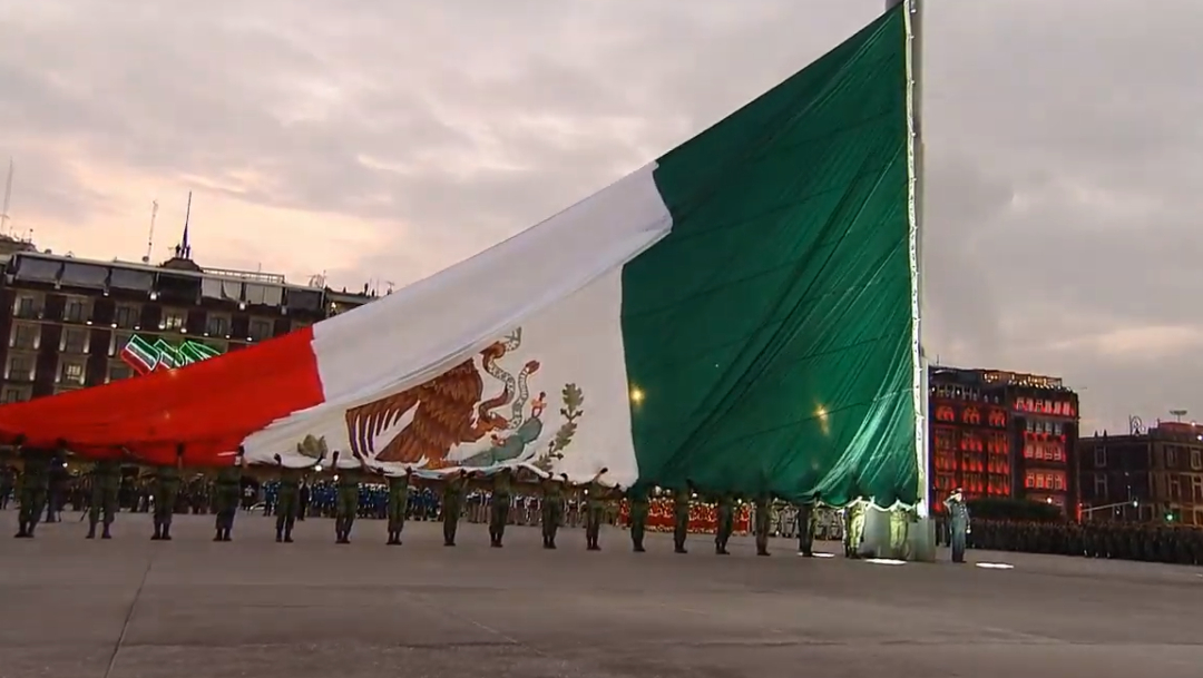AMLO iza la bandera de México a media asta para homenajear a víctimas de los sismos de 1985 y 2017