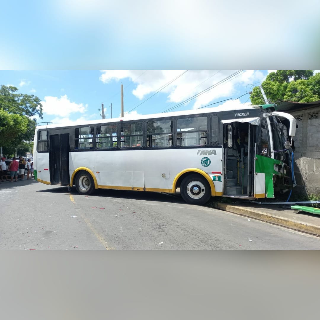 4 lesionados tras choque de bus contra el muro de una vivienda en Managua