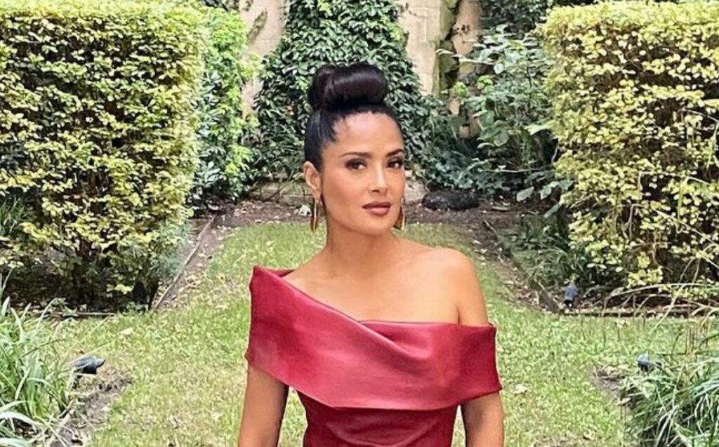 Salma Hayek celebra la Independencia de México con serenata encabezada por ella