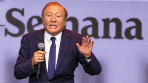 Una mujer semidesnuda aparece en un en vivo en la cuenta de excandidato presidencial colombiano