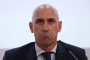 Sigue el caos en la Federación Española de Fútbol tras la renuncia de Luis Rubiales por el affaire beso