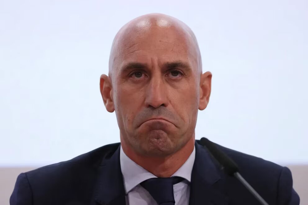 Sigue el caos en la Federación Española de Fútbol tras la renuncia de Luis Rubiales por el affaire beso
