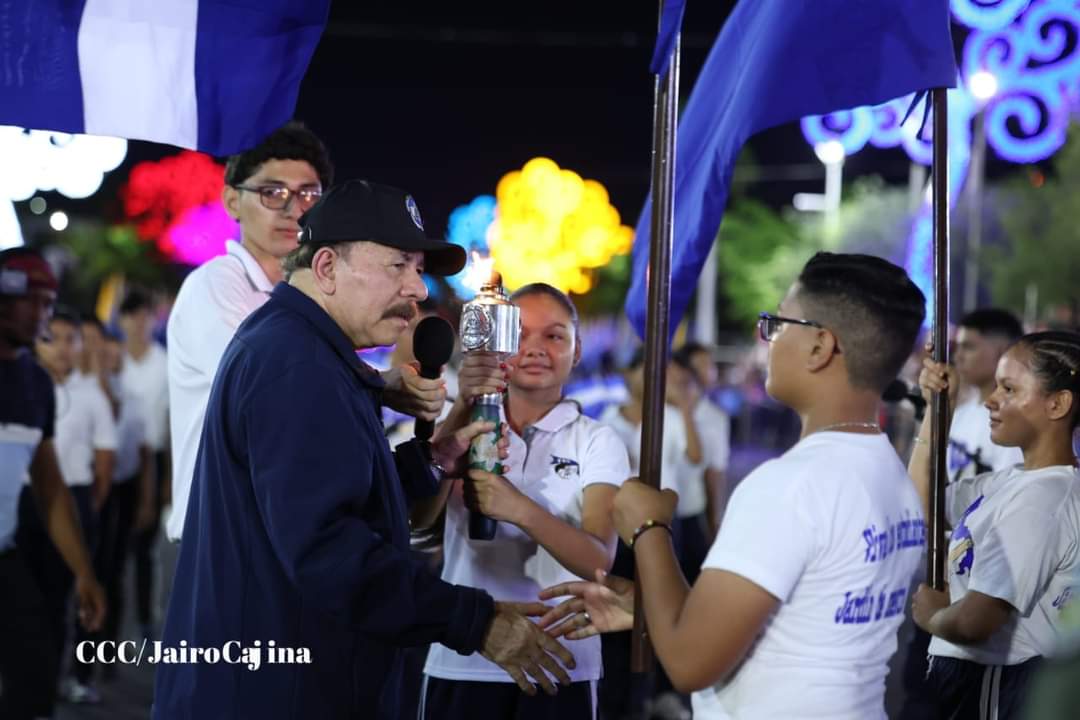 Antorcha de la Libertad Centroamericana es recibida por el presidente Daniel Ortega