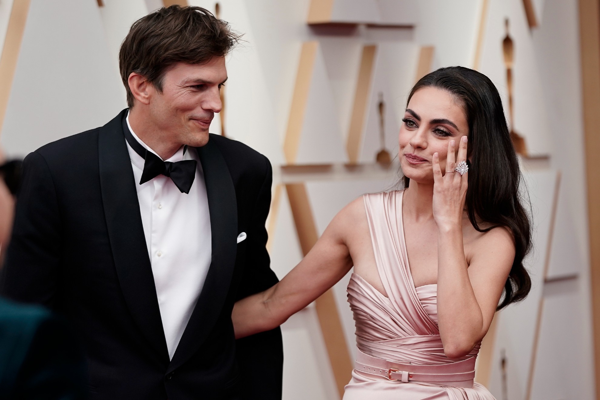 Ashton Kutcher criticado por sus comentarios sobre Hilary Duff cuando ella tenía 15 años