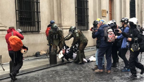 Carabineros reprimen manifestación en las calles de Santiago
