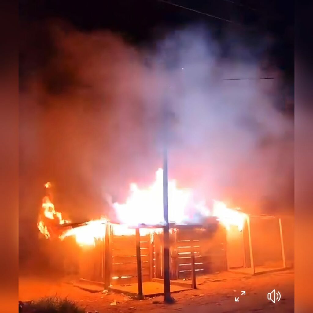 Incendio afecta cuatro tramos en la ciudad de Bilwi