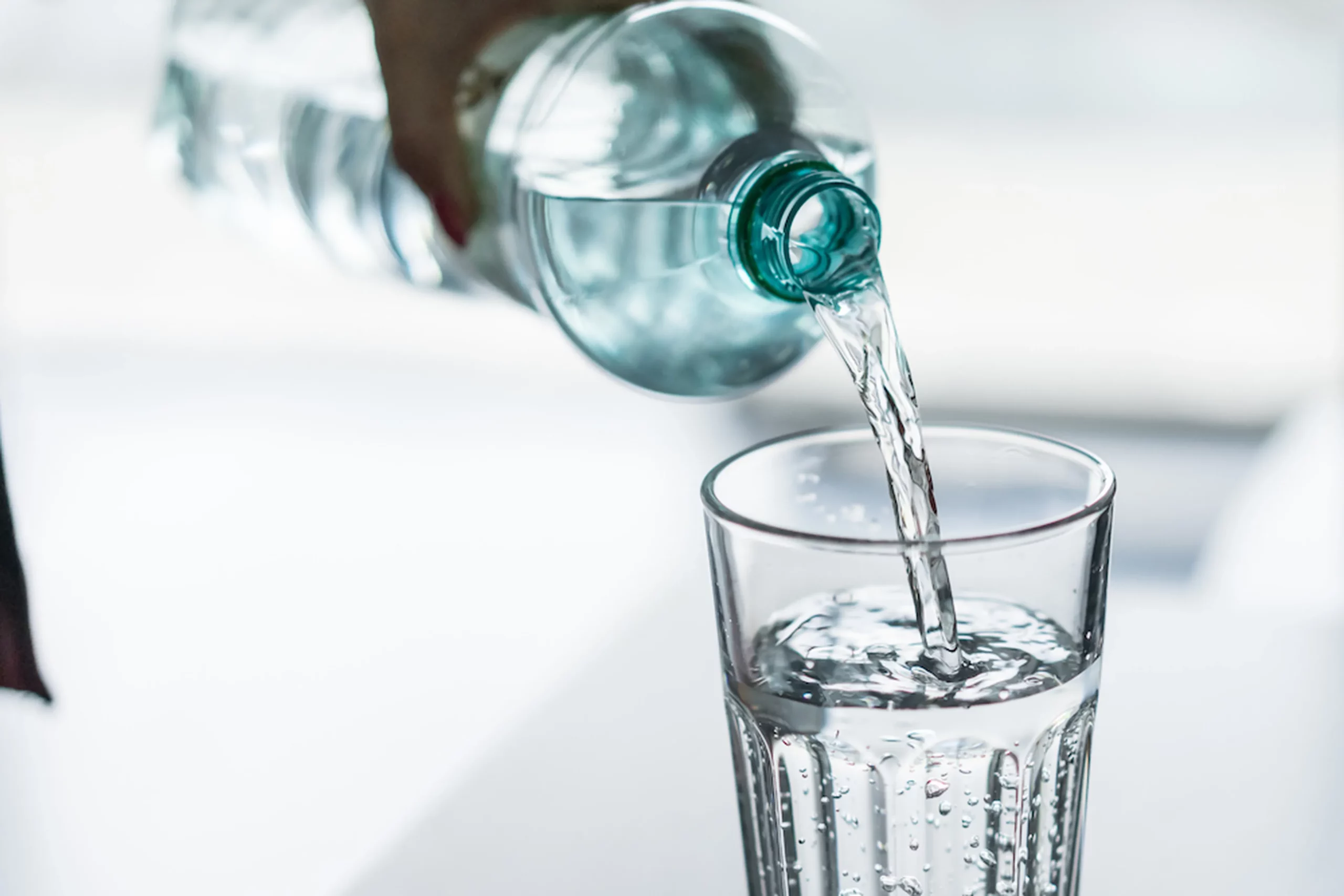 ¿Qué cantidad de agua se recomienda beber al día?