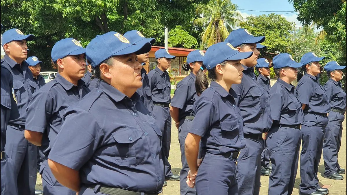 40 aspirantes a bomberos inician curso de adiestramiento