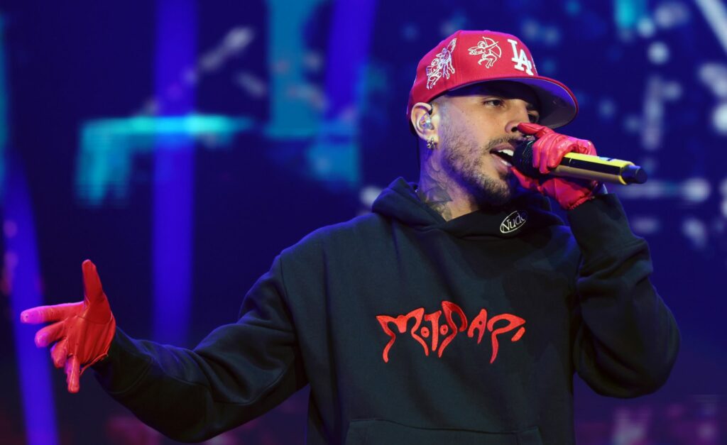 ¡Rauw Alejandro rompe a llorar en pleno concierto al cantar el tema de Rosalía!