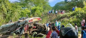Varias personas resultaron heridas después que un autobús se volcará en Boaco