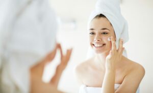 Los dermatólogos recomiendan simplificar las cosas y afirman que una rutina de cuidado de la piel debe incluir unos cuantos pasos esenciales: limpieza, humectación y protección solar.