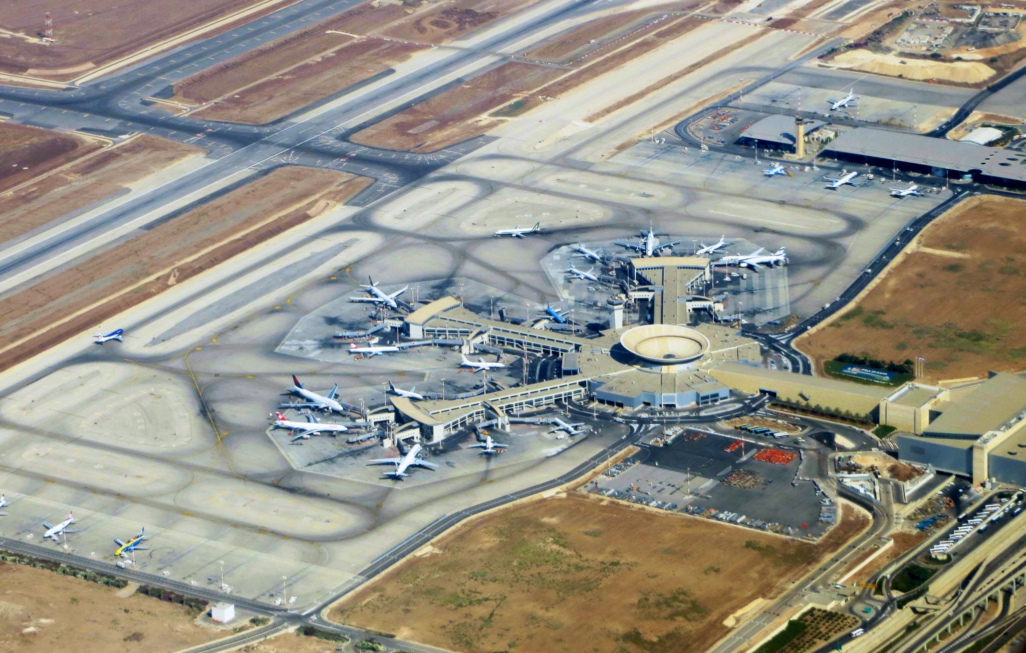 Hamás bombardea el aeropuerto más grande de Israel en respuesta a ataques contra civiles palestinos