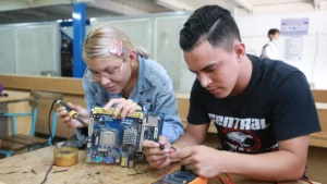 En lo que va de 2023, se ha logrado una matrícula de 4 mil 208 participantes que comenzaron a tomar parte en 242 cursos técnicos diversos,