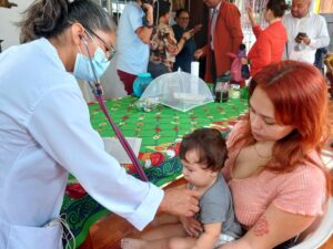 El Ministerio de Salud (MINSA), realizó este lunes una feria de salud en el Reparto Los Robles, en un esfuerzo por brindar atención médica especializada a las familias de esta comunidad.