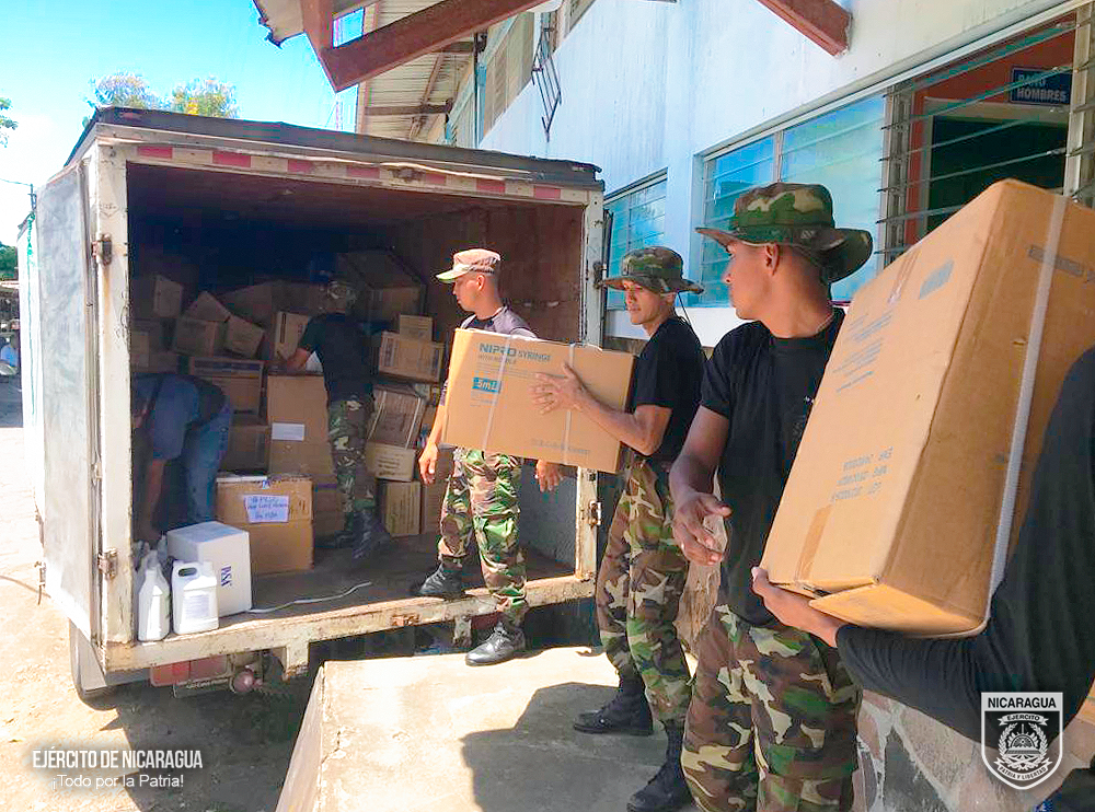 Ejército apoyo traslado y descargue de insumos médicos