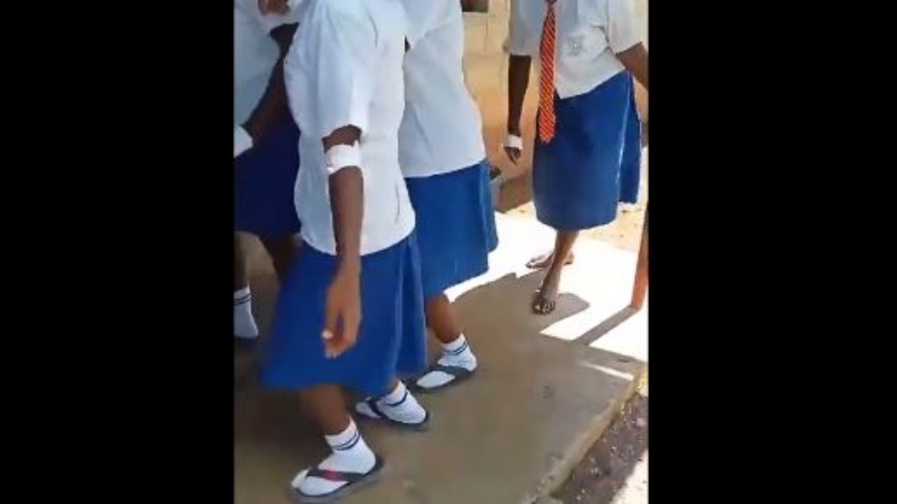 Más de 90 niñas quedan con las piernas paralizadas por una aparente enfermedad rara en Kenia: ¿qué se sabe?