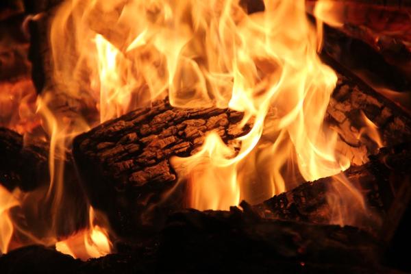 Vivienda es consumida por incendio en la Costa Caribe Sur