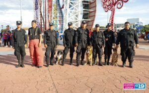 Miembros del los Bomberos en una exhibición en Managua