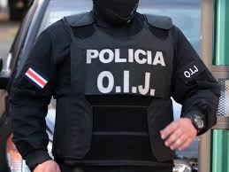 Un agente del Organismo de Investigación Judicial