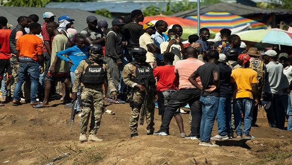 Agentes de República Dominica y manifestantes