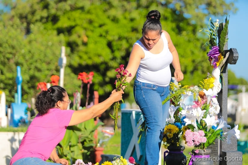 Familias adornando una tumba