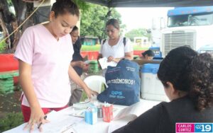 médico tomando presión arterial