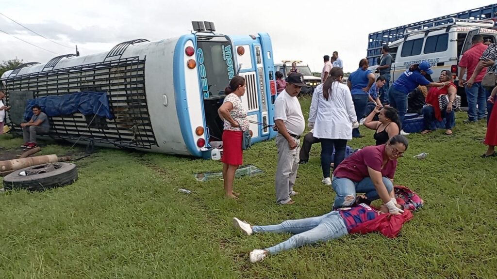 autobus volcado en Carretera Panamericana