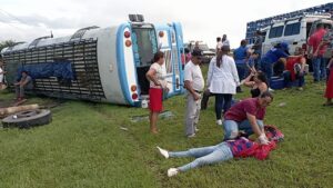 autobus volcado en Carretera Panamericana