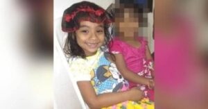 Fotografía de niña arrastrada por las corrientes