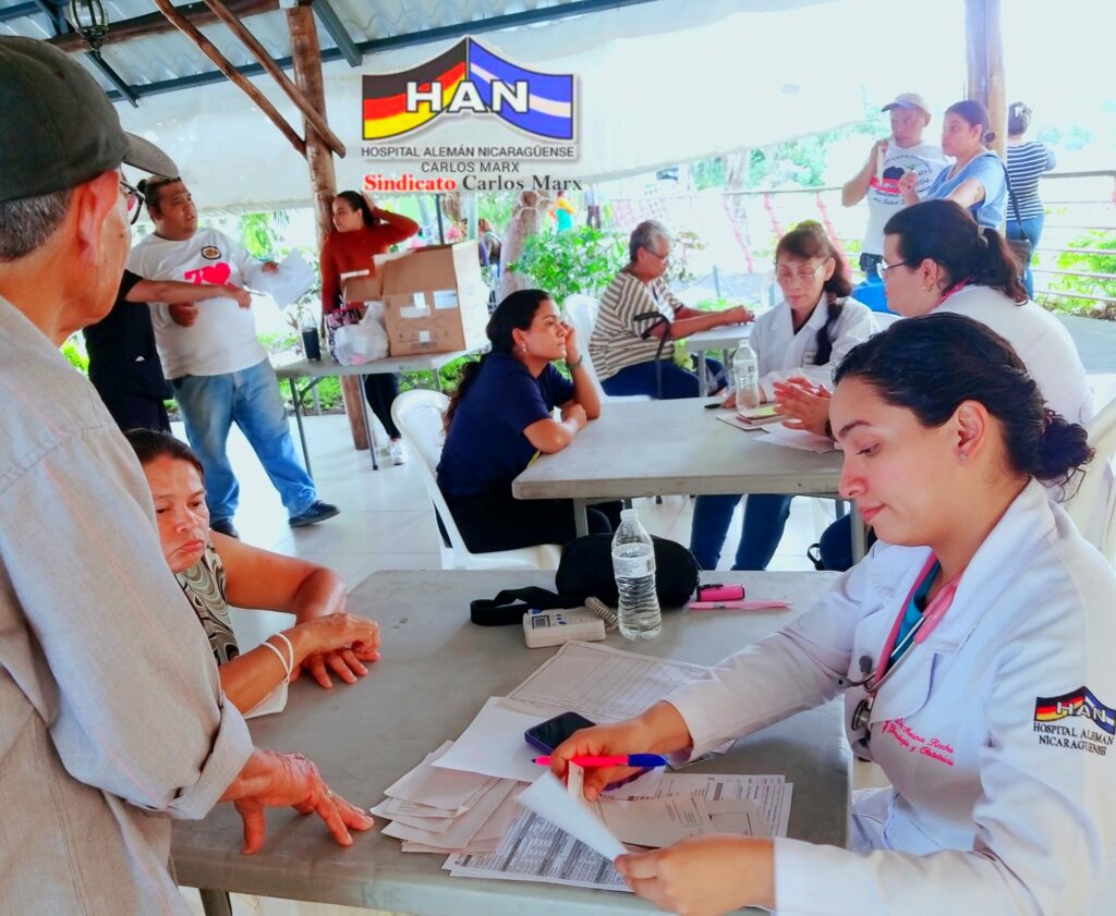 Médicos atendiendo a mujeres en jornada de salud