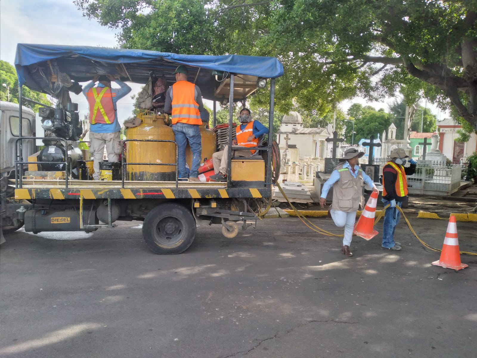 Alcaldía embellece los cementerios capitalinos para el Día de los Difuntos