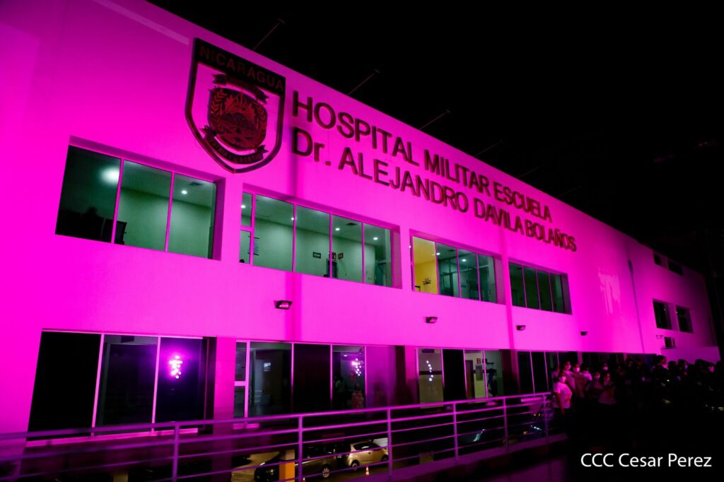 Hospital Militar con luces rosas