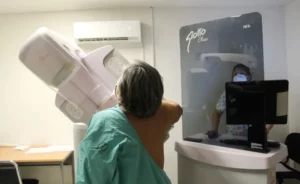 Mujer realizándose mamografía