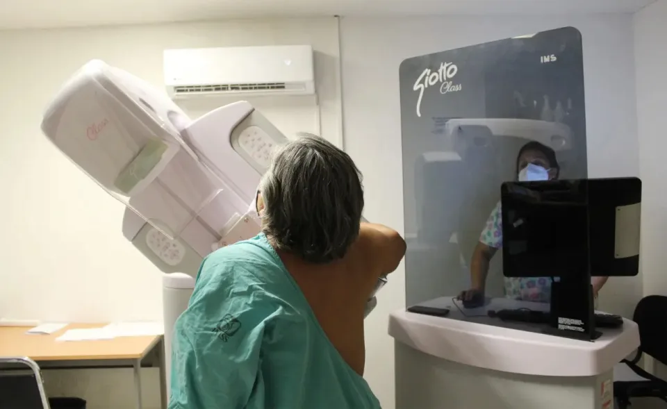 Mujer realizándose mamografía