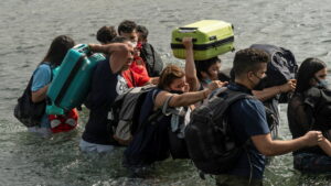 Migrantes tratando de pasar Río Bravo